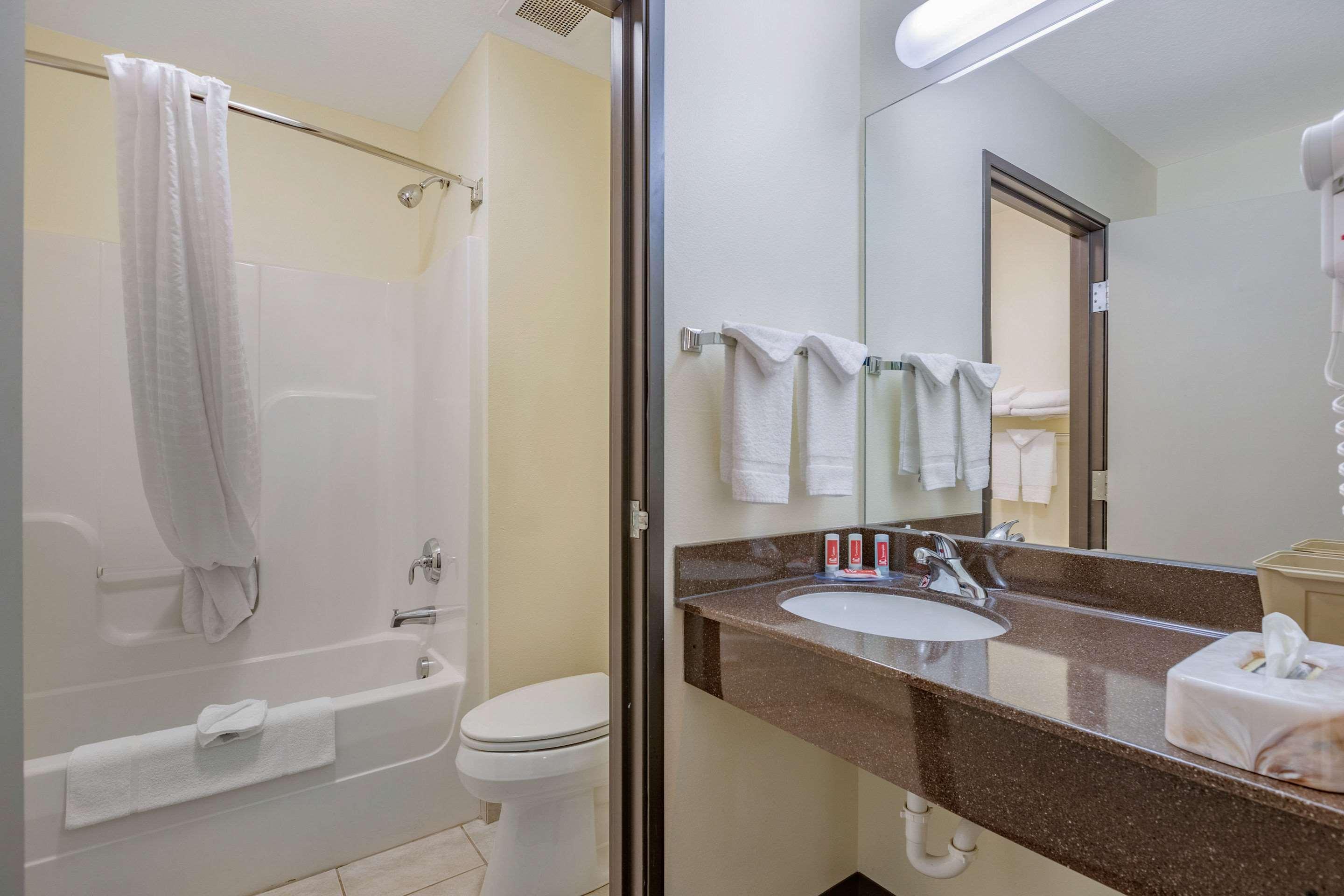 Econo Lodge Inn & Suites Fairgrounds Де-Мойн Экстерьер фото
