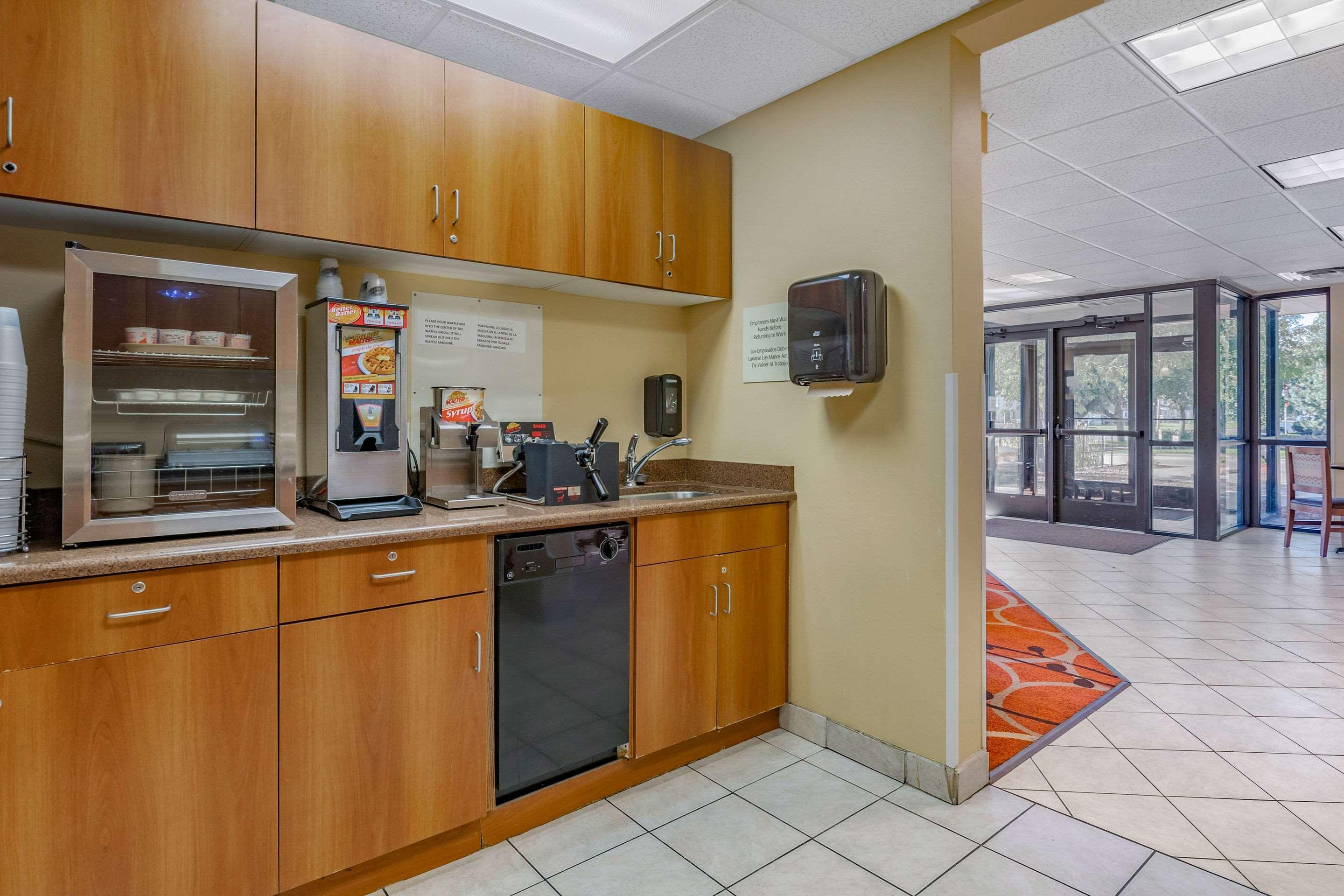 Econo Lodge Inn & Suites Fairgrounds Де-Мойн Экстерьер фото
